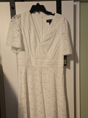 Jessica Howard White Lace Midi Dress with V-Neck